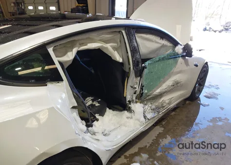 2021 Tesla Model 3 Standard Range Plus Rear-Wheel Drive z USA, uszkodzony, nr VIN 5YJ3E1EAXMF017417